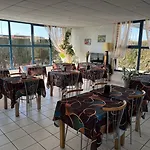 Le Laury's-hotel Calme Proche De Rodez Avec Parking Prive Gratuit 3*