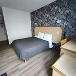 Le Laury's-hotel Calme Proche De Rodez Avec Parking Prive Gratuit 3*