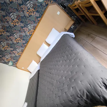 Le Laury's-hotel Calme Proche De Rodez Avec Parking Prive Gratuit 3*