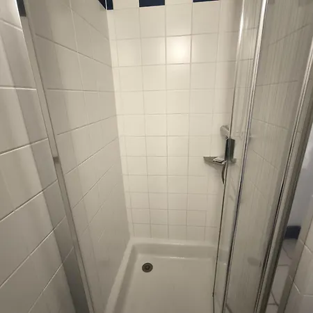 Le Laury's-hotel Calme Proche De Rodez Avec Parking Prive Gratuit