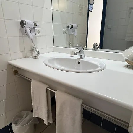 Le Laury's-hotel Calme Proche De Rodez Avec Parking Prive Gratuit