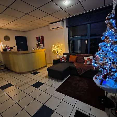 Hotel Le Laury's-hôtel Calme Proche De Rodez Avec Parking Privé Gratuit 3*