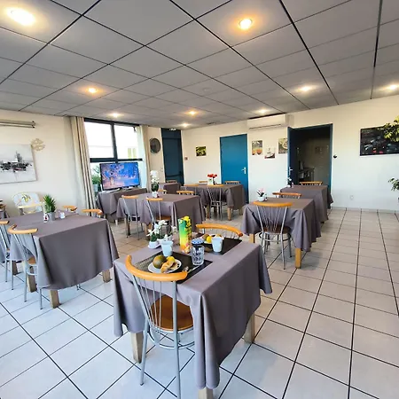 Le Laury's-hôtel Calme Proche De Rodez Avec Parking Privé Gratuit 3*